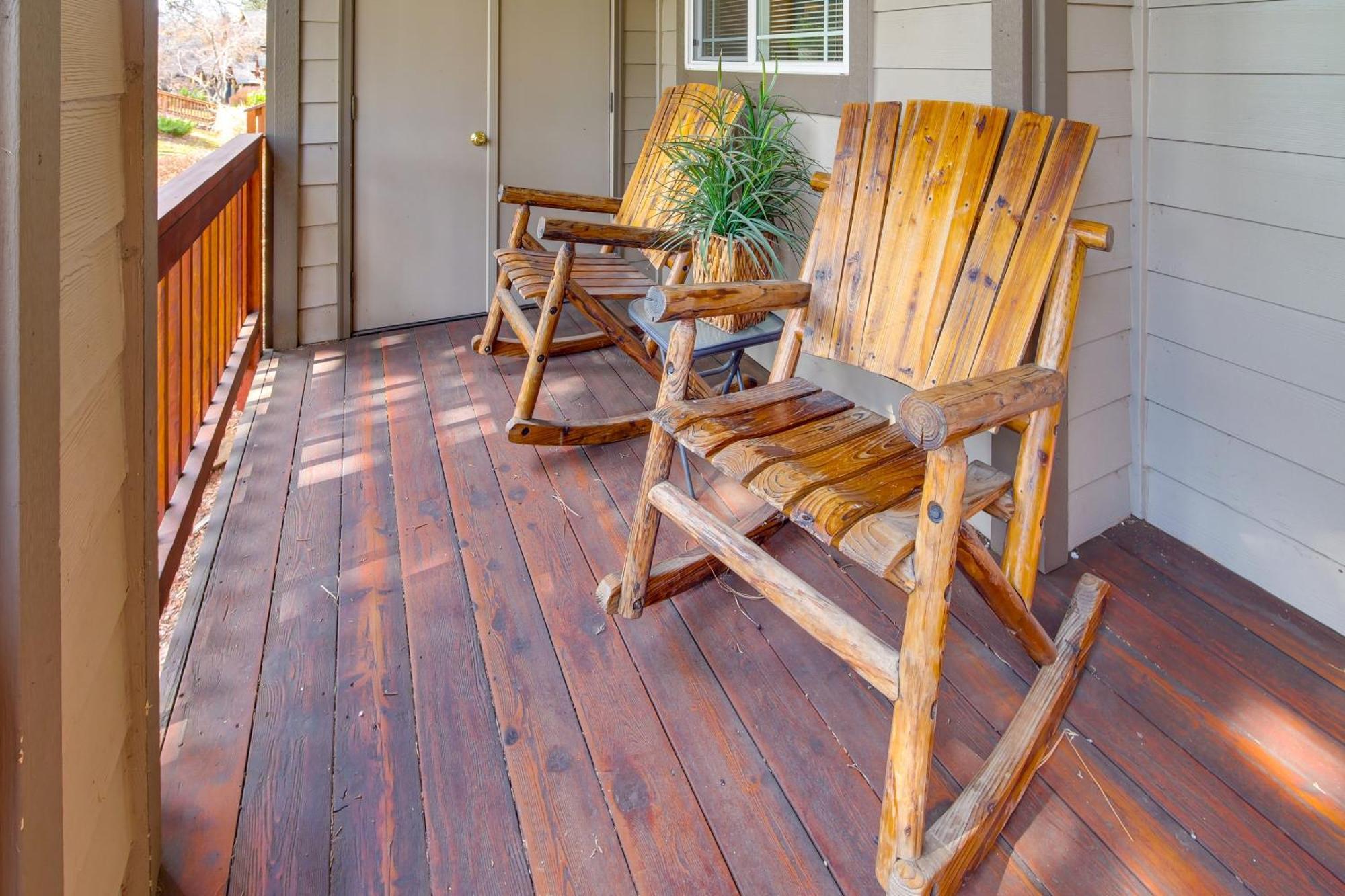 Klamath Falls Getaway With Pool And Hot Tub Access! Exterior photo